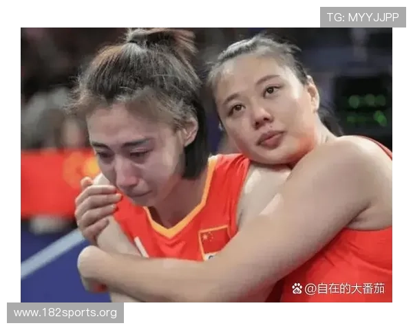 赛后深情一抱中国女排龚翔宇拥抱赖亚文传递信念与传承精神力量瞬